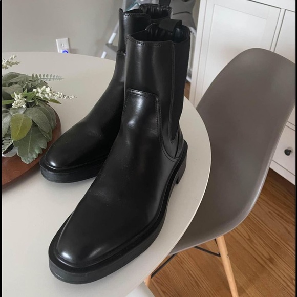 Black Chelsea boots - Picture 1 of 4